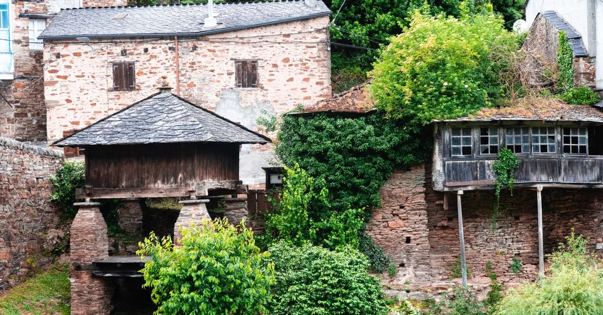 Charmantes maisons en pierre entourées de verdure luxuriante et d'architecture rustique.